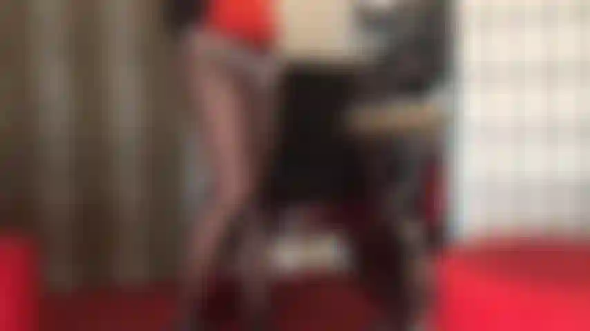 Un sedere sexy in mutandine di raso con fantasia floreale sopra i collant.