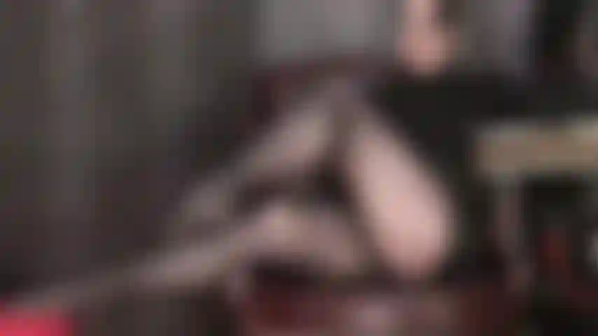 Riesci a gestire l'incredibilmente erotico stuzzicare delle gambe in collant, dei piedi e della camicetta aperta della padrona vivian?