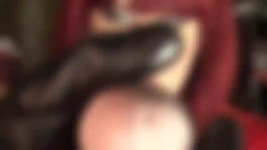 Una nutrice di cazzi, che insieme al suo gustoso grosso cazzo ti spinge il suo dito di pelle in bocca.