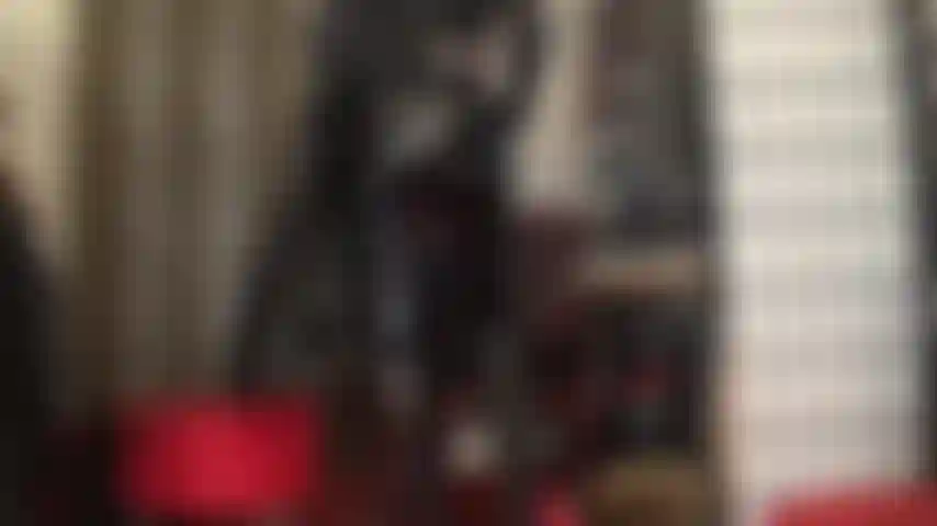 Tanta pelle nera, gonna in pvc lucido e leggings in spandex: questo outfit fetish farà sicuramente saltare di gioia il tuo cazzo.