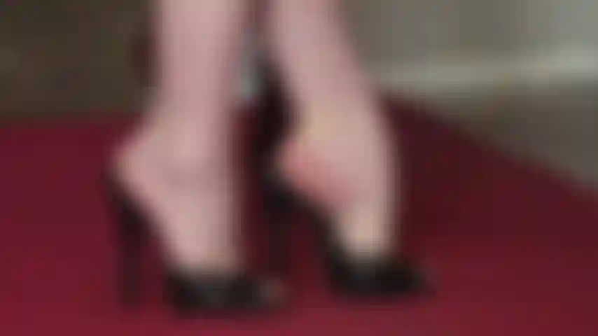 Con bellissimi archi nudi in sandali/ciabatte di pelle. Puoi davvero vedere quanto diventano sudati questi piedi se è questo il tuo genere di cose... :-).