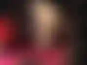 Stuzzicami a piedi nudi: fai scorrere la lingua tra le mie deliziose dita e su tutte le mie piante rugose...