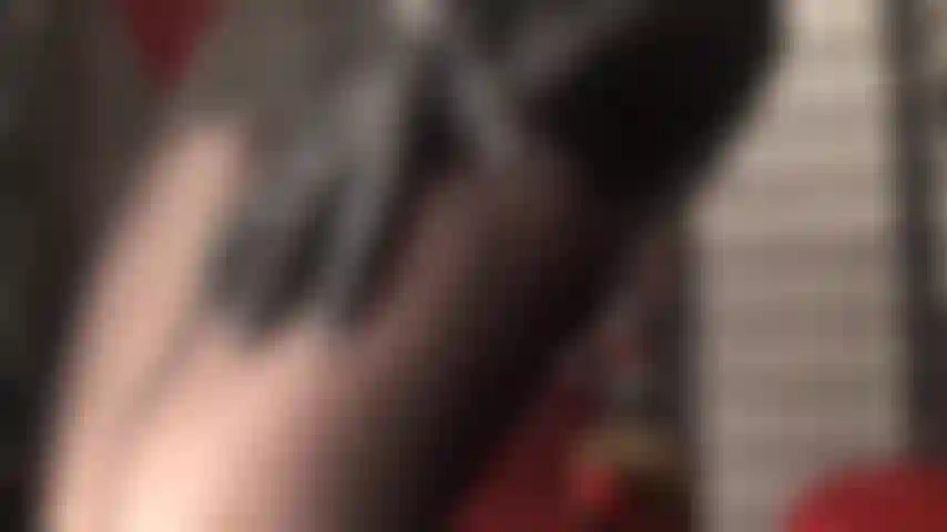 Indosso collant neri lucidi e calze viola.