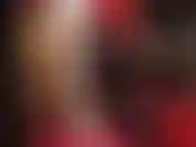 Una padrona in bianco setoso: collant lucidi, tacchi, gonna di raso, camicetta e guanti. Tutto è così luccicante. Una padrona ti ha intrappolato nella sua sexy ragnatela scintillante.