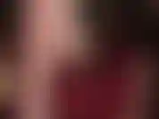 La padrona stuzzica il cazzo con le sue dita dei piedi sexy avvolte in strati di collant, prima di intrappolarlo tra le sue cosce ricoperte di nylon.