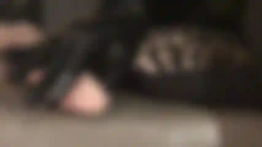 Che sfrutta la tua debolezza per i guanti di lattice nero lucido: la padrona stuzzica delicatamente il tuo pene eretto con le sue dita di lattice lucido e le sue cosce in collant lucidi e stivali di pelle sopra il ginocchio.