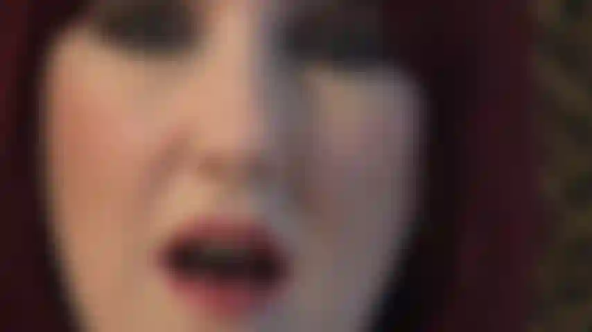 Non puoi resistere ai miei occhi penetranti, alle mie labbra lucide e alla mia lingua calda.