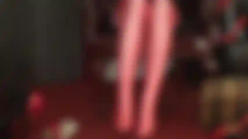 Che usa i miei piedi per prosciugare il tuo cazzo indossando calze rosse e collant bianchi lucidi in lycra leohex.