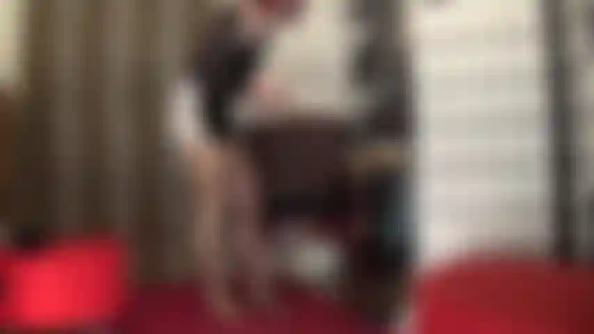 Con calze lucide in pizzo color carne sopra collant lucidi. Wow!