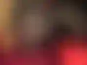 Con gambe sexy e provocanti, con calze di nylon con cuciture, reggicalze a 12 cinturini e abito attillato.