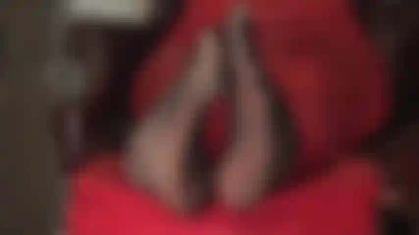 Feticista dei piedi: le dita dei piedi si muovono in collant neri molto trasparenti.