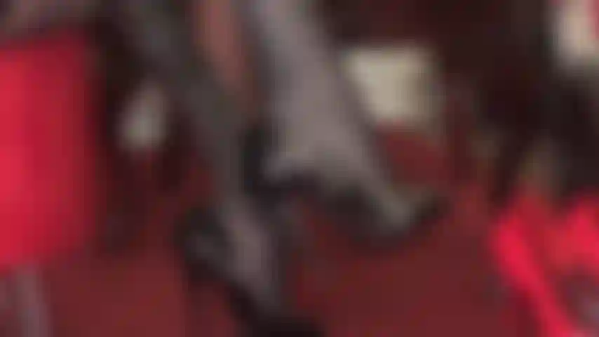 Con delle décolleté sexy con punta aperta che mettono in mostra i miei piedi.