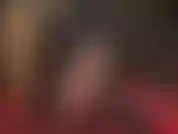 Più strati di nylon ci sono, meglio è! La padrona indossa collant e calze lucide e uno strap-on per stuzzicare la sua sottomessa femminuccia in nylon.