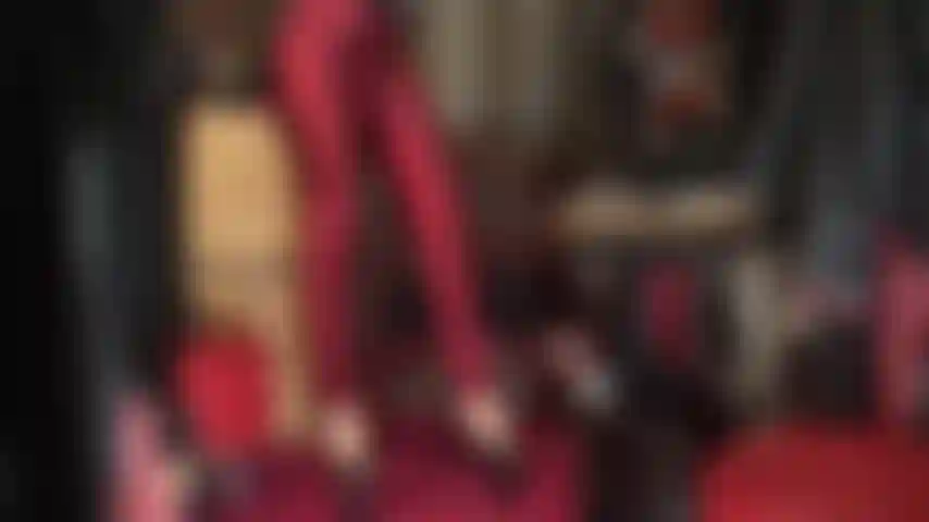 Pantaloni in raso rosso scuro e tacchi a spillo, jeans rosso lucido, pvc lucido e tacchi a spillo extra alti. Wow!