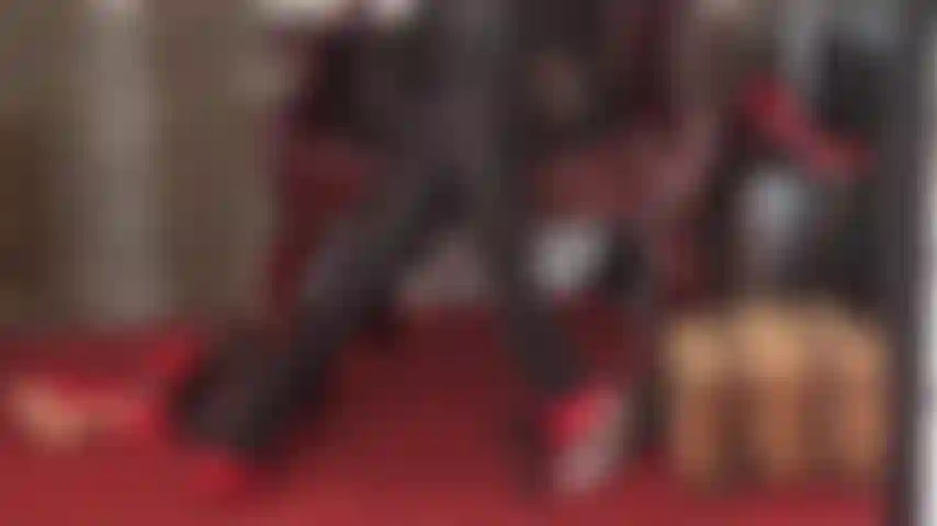 Controllo il tuo cazzo: le mie gambe in collant opaco con giarrettiera e i tacchi rossi hanno eccitato troppo il tuo cazzo, ma la padrona sa come tenerlo sotto controllo.