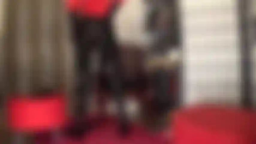 Muovi il tuo cazzo sui miei leggings e sui miei stivali lucidi. Mentre tiro i pantaloni ancora più su, ancora più stretti, il tuo cazzo inizia a contrarsi. Schiaffeggialo, stringi quelle palle, muovilo. Più forte!