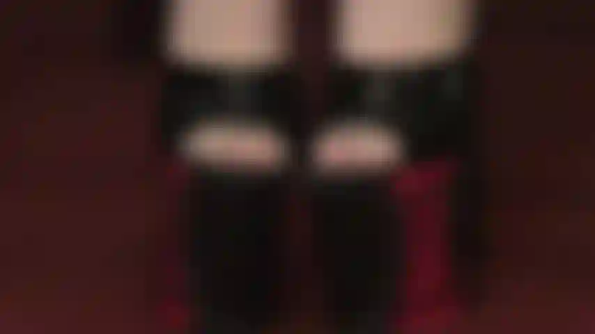 Con dita dei piedi sexy in collant color carne molto trasparenti e sabot con plateau molto alti.