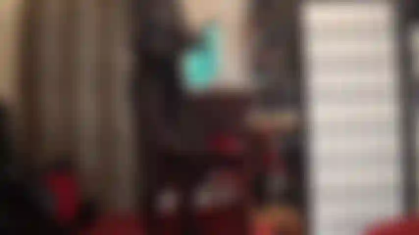 Una provocante mutandina sexy con una varietà di mutandine di raso lucido, colorate e luminose abbinate a una tuta fetish in pvc e collant wolford neri opachi.