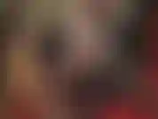 Guarda la padrona cambiarsi d'abito e indossare delle sexy calze nere trasparenti in pizzo con gonne corte e attillate, stuzzicando con scatti sotto la gonna, gambe in nylon e tacchi alti.