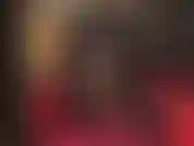 La dea penzolante stuzzica con le sue abili dita dei piedi, aggrappandosi a quella sexy décolleté con punta aperta in collant nero.