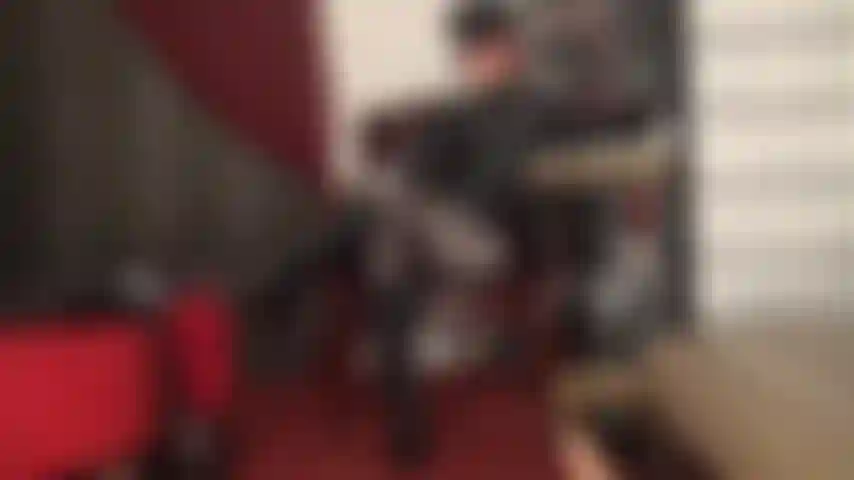 La padrona è squisita nel suo scintillante abito fetish, pronta per essere adorata.