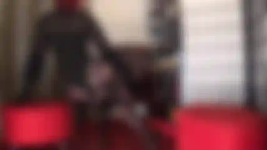 Le curve della padrona sono pura arte, offrono una vista posteriore sul suo bel sedere, sui fianchi e sulle gambe in giarrettiera floreale e collant.