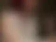 Una seduttrice in raso bianco di seta. Questi guanti morbidi e sexy stuzzicano delicatamente il tuo duro e pulsante cazzo da schiavo.