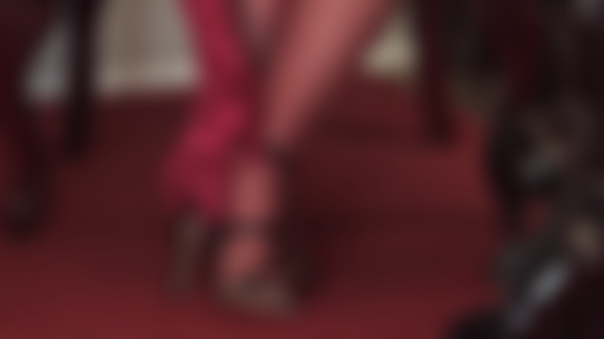 I piedi della dea nei sandali e nel grosso cazzo nero - come se questi fantastici piedi di nylon non fossero già troppo per te da gestire, la padrona aggiunge un cazzo nero e ti fa sbavare.