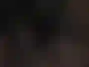 Un enorme strapon nero accarezzato con guanti di lattice: la padrona afferra quell'enorme asta del pene con un paio di guanti di gomma neri, seguiti da guanti di gomma rossi.