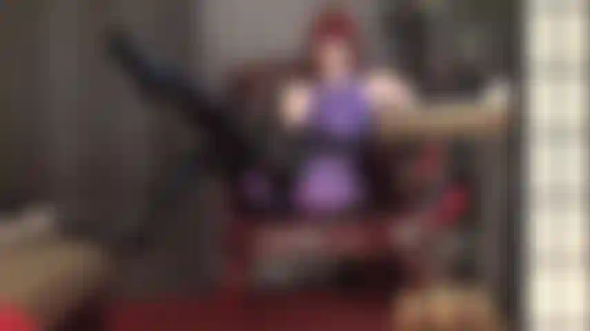 Feticista dello spandex in lycra: la padrona è incredibile in questo completo leohex viola che abbraccia le curve. Il tuo cuore sussulta quando aggiunge un altro strato di collant leohex neri...