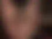 Provocante e sensuale con gambe e piedi in collant trasparenti e lucidi color carne e strati di calze.