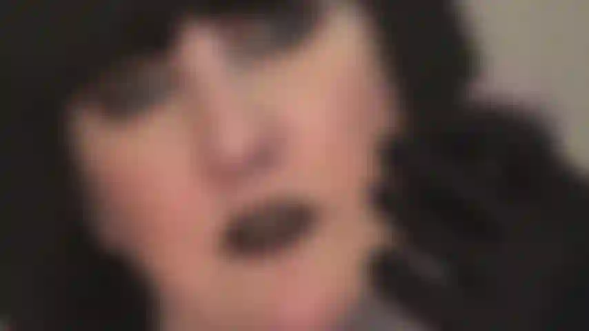 La padrona ti chiede di succhiare questo cazzo. Tira fuori la lingua, bevi il mio sputo dalla testa e ingoia tutto il membro come la puttana che sei.