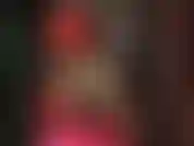 Per i ragazzi di gomma: la padrona di lattice è vestita con calze trasparenti, gonna a tubino attillata e top sexy, stuzzicando con gambe, culo e piedi su tacchi a spillo.