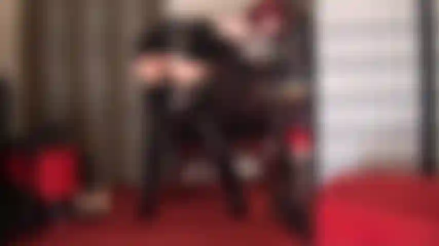 Incoraggiati a masturbarti con un vestito in pvc lucido e stivali alti sopra il ginocchio, perché non riesci proprio a tenere le mani lontane dal cazzo del tuo schiavo, guarda la padrona che ti stuzzica con il suo sensuale vestito fetish nero. Masturbati con questo.