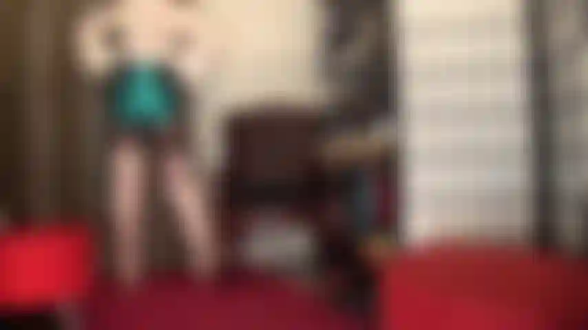 Wow con questi shorts in raso blu acqua lucido e gli stivali alti sopra il ginocchio in raso rosa cipria. Ammira le curve irresistibili della tua dea in questo incredibile outfit.