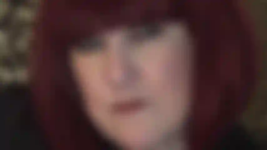 Riesci a sopportare lo sguardo della padrona? I suoi intensi occhi azzurri ti guardano dritto nell'anima, le sue labbra lucide color moka... Che bacia, la sua lingua sexy... Che stuzzica... Riesci a sopportare lo sguardo della padrona?!