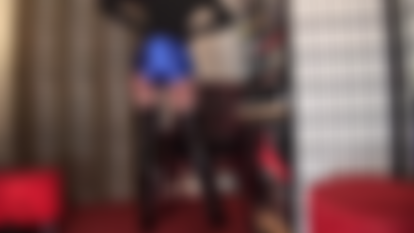 Pantaloncini di raso blu lucido e stivali alti: il culo di mistress vivian in pantaloncini sexy è uno spettacolo che ti farà venire l'acquolina in bocca. Mentre i pantaloncini si stringono sempre di più, il culo in collant è altrettanto incredibile da adorare.