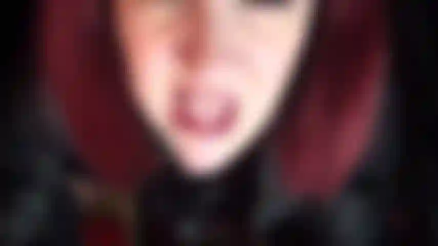 Ti allargherò quella tua piccola fica stretta. Il mio enorme strap-on nero è esattamente ciò di cui ha bisogno la tua figa da uomo. Con un sacco di saliva ti infilerò quel cazzo nel buco del cazzo.