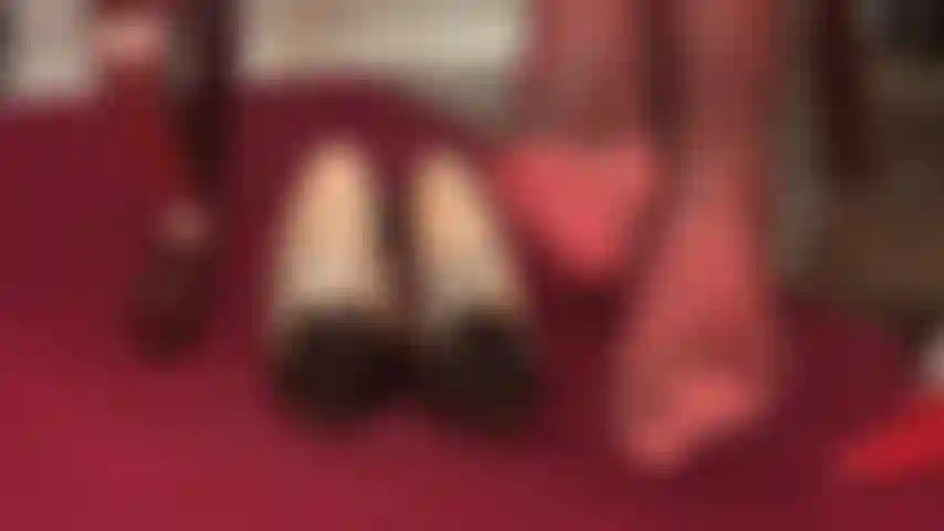 Adoro i piedi in strati di nylon rosso e grigio super lucidi, così vicini che quasi puoi assaporarli.