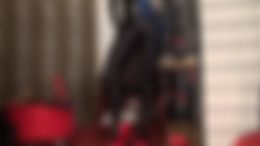 Feticista della lycra: i collant in spandex nero lucido ti faranno battere forte il sangue.