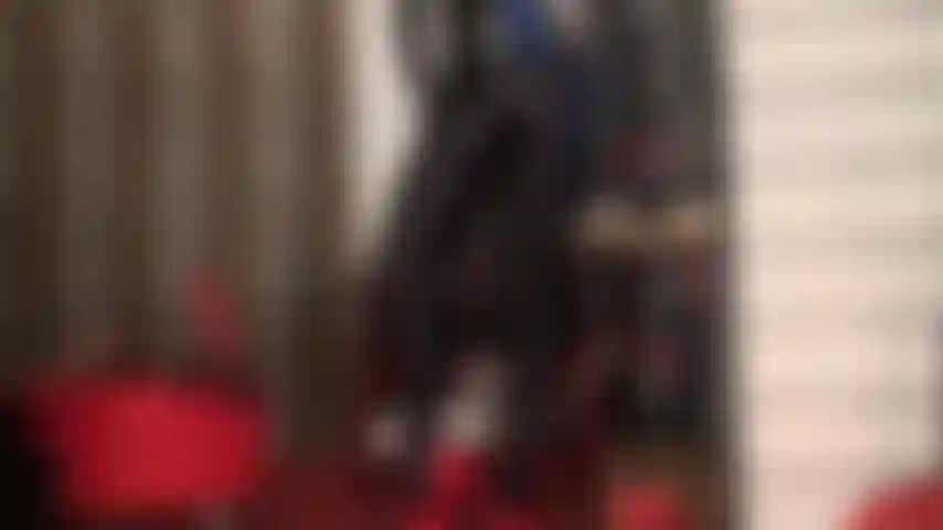 Feticista della lycra: i collant in spandex nero lucido ti faranno battere forte il sangue.