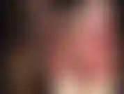 Wow! Collant e calze a strati estremamente sexy. La padrona indossa collant rossi lucidi e coprenti, autoreggenti bianchi in pizzo e 2 paia di calze extra lucide per una perfetta adorazione del sedere e dei piedi.