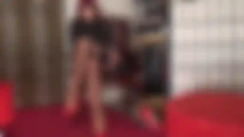 Seduzione con calze di seta: la padrona vivian sa che non puoi staccare gli occhi dalle sue gambe e dai suoi piedi quando sono ricoperti da strati di nylon, calze e giarrettiere.