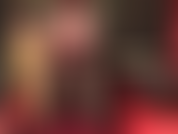 Dominazione sensuale con strapon in lingerie: la padrona accarezza il suo strapon nero da 8 pollici, vestita con biancheria intima rossa sexy... Indosso reggiseno, mutandine con lunghi guanti di seta, calze in pizzo e strati di collant.