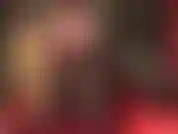 Dominazione sensuale con strapon in lingerie: la padrona accarezza il suo strapon nero da 8 pollici, vestita con biancheria intima rossa sexy... Indosso reggiseno, mutandine con lunghi guanti di seta, calze in pizzo e strati di collant.