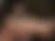 La padrona usa i suoi piedi nudi, lucidi e lubrificati, per accarezzare un dildo nero.