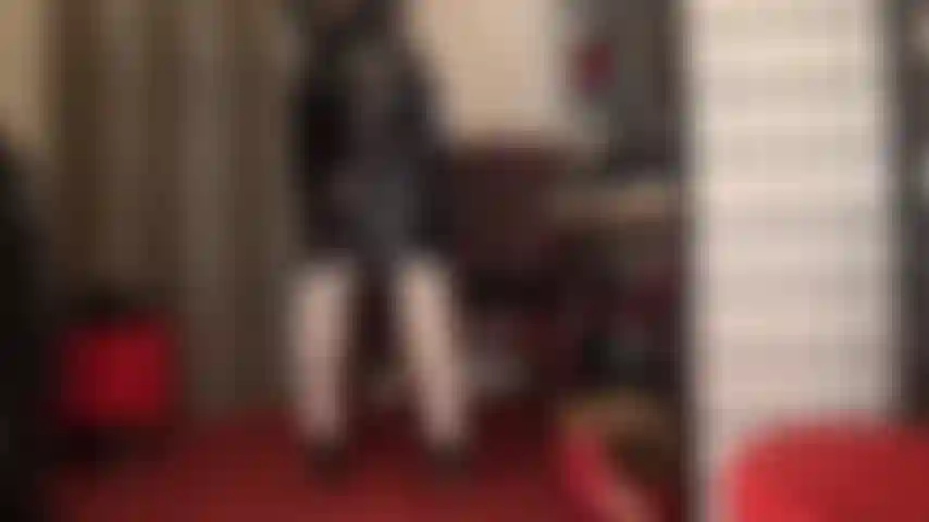 Amante delle gonne lucide: la mia padrona fa impazzire gli amanti del pvc e del vinile con la sua gonna a tubino nera lucida.