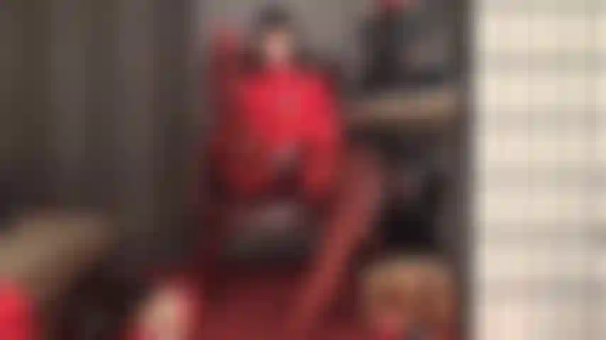 Dominatrice con strap-on e piedi in rosso e nero: questi piedi con calze rosse attirano la tua attenzione, senti il loro profumo, leccali mentre accarezzo il mio grosso cazzo e ti sputo in bocca.