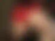 Ammira il mio perfetto culo rotondo con pantaloncini di raso rosso lucido e collant lucidi, mentre accarezzo lo sperma dal tuo cazzo pulsante e ti allungo il buco del pisello con uno stiletto di metallo.