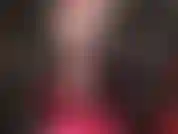 Gambe e culo sexy in collant neri trasparenti - la padrona presenta le sue lunghe gambe e il suo culo sexy rivestiti di nylon. Collant neri abbinati a un vestito rosso, tacchi a spillo e parrucca nera.